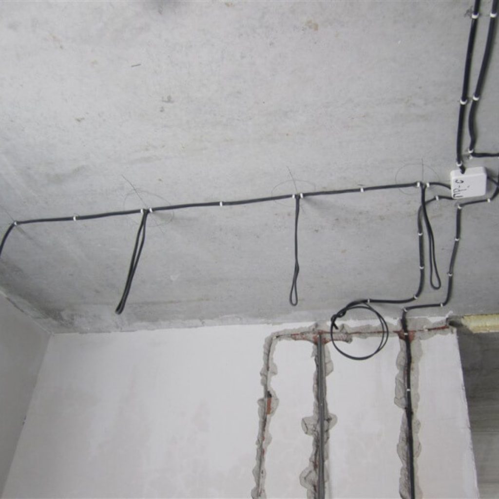 Гофра под потолком. Штроба кабель канал внутри стены. Разводка электропроводки по потолку. Прокладка провода для освещения. Укладка проводов в квартире.