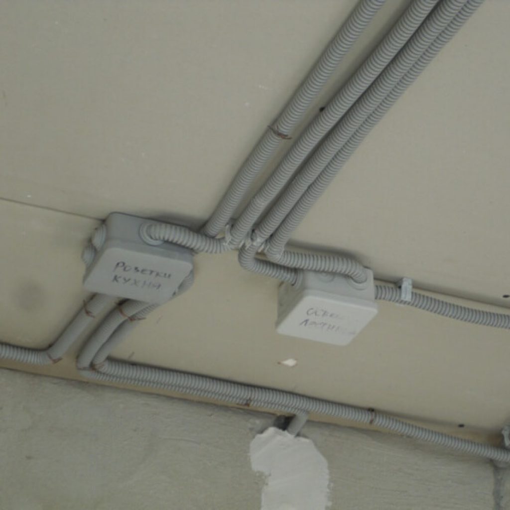 Прокладка гофры потолку. Прокладка провода РКГМ. Прокладка проводов на потолке. Прокладка электропроводки по потолку. Монтаж проводов по потолку.