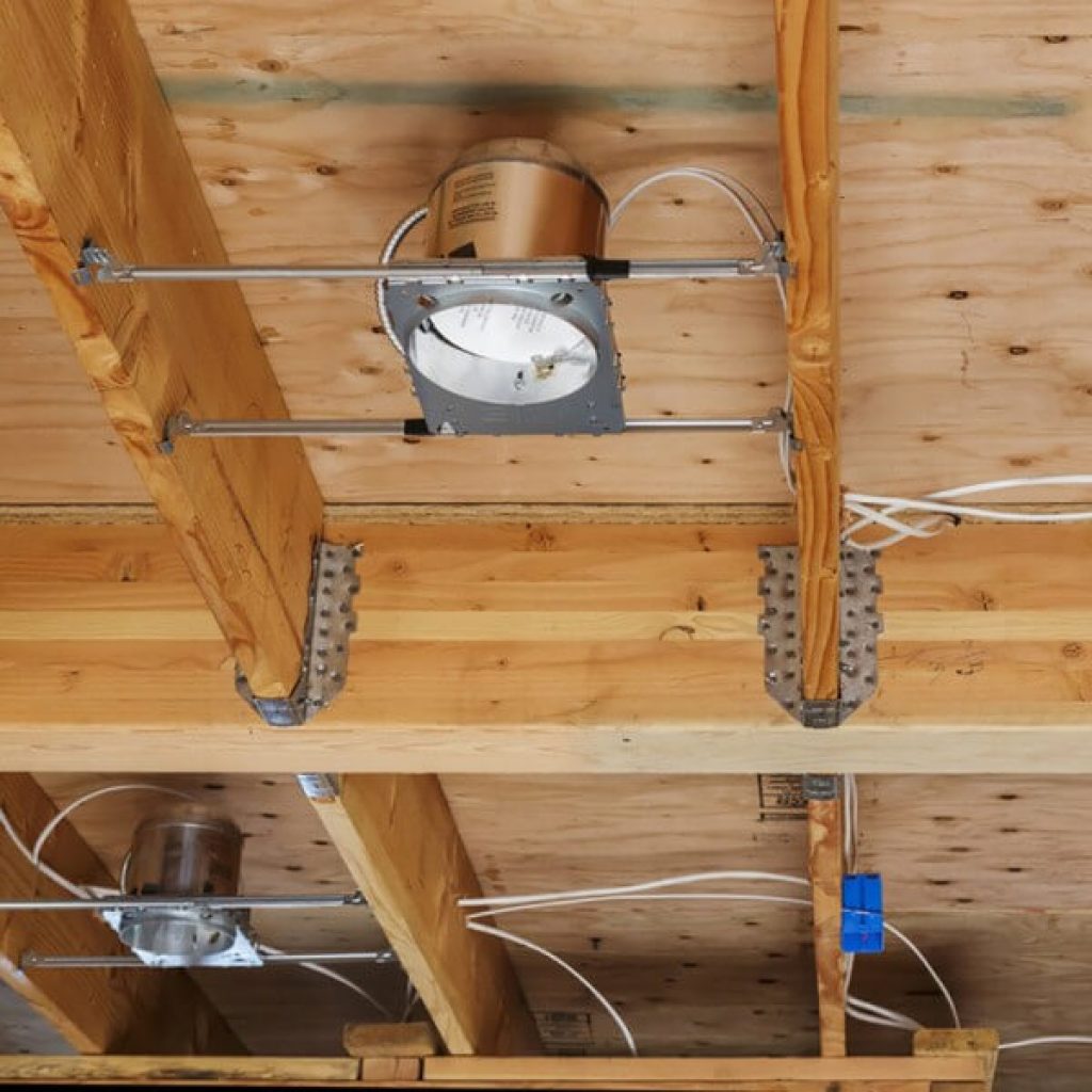 Прокладка проводов в деревянном доме